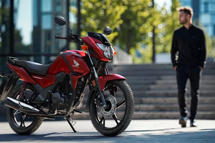 W roku modelowym 2026 Honda wprowadza zaktualizowaną wersję cenowo atrakcyjnego CB125F. Nowa generacja łączy sprawdzone codzienne zalety z innowacjami technicznymi, skierowana zarówno do początkujących, jak i do dojeżdżających do pracy.