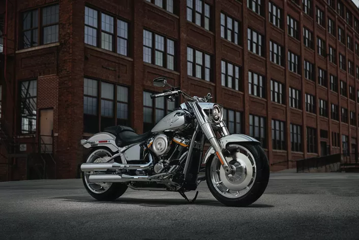 Mit der Fat Boy Gray Ghost stellt Harley-Davidson das mittlerweile fünfte Modell seiner exklusiven Icons Motorcycle Collection vor. Die streng limitierte Sonderedition feiert das 35-jährige Bestehen der legendären Fat Boy und spart nicht mit Chrom.