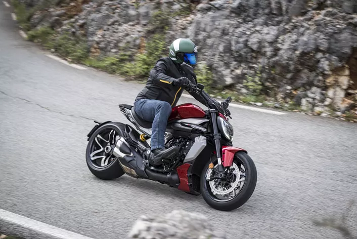Entre Grasse et les gorges du Verdon, il apparaît rapidement que la nouvelle XDiavel V4 s'écarte considérablement d'un cruiser classique. Une virée folle sous le soleil et la pluie battante !