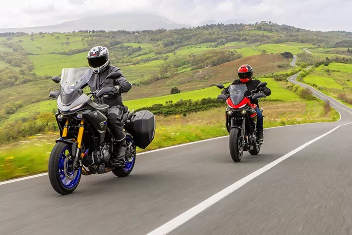 Mit der Modellpflege für das Jahr 2025 schärft Yamaha das Profil seiner Mittelklasse-Sporttourer Tracer 7 und Tracer 7 GT deutlich nach. Neue Technik, überarbeitetes Design und umfangreiche Komfortfeatures sollen das Fahrerlebnis sowohl auf täglichen Pendelstrecken als auch auf ausgedehnten Touren deutlich verbessern.