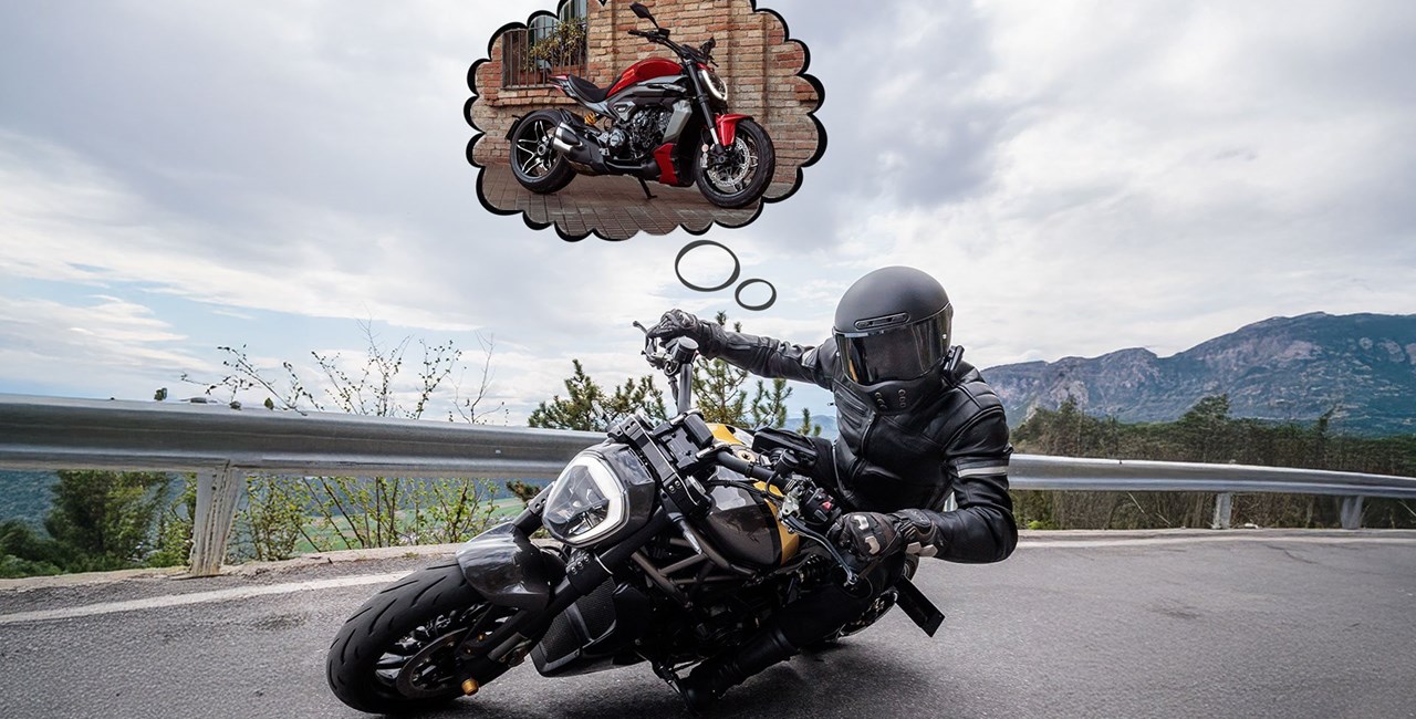 Ducati XDiavel 1260 S vs. XDiavel V4