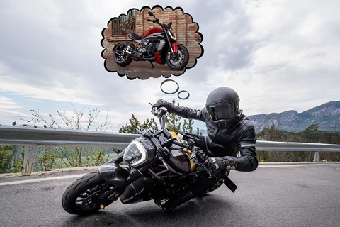 Ducati XDiavel 1260 S vs. XDiavel V4 Ducati XDiavel 1260 S vs. XDiavel V4