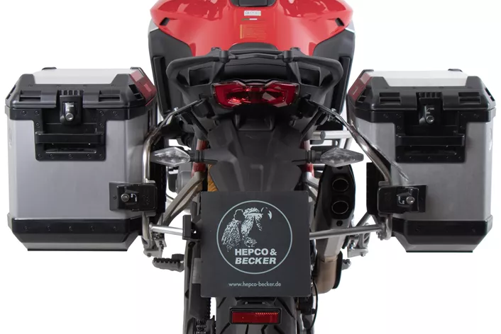 Sa Ducati Multistrada V4, Bolonja je postavila pravi univerzalni alat na točkove. Bez obzira da li je model S, Pikes Peak, Rally ili RS - ova četvorocilindarska enduro mašina jednostavno žudi za proširenjem horizonta. Za sve one koji planiraju dalje od sledeće poslastičarnice, Hepco&Becker sada nudi odgovarajući paket dodatne opreme - promišljen, robustan i privlačan poput sveže asfaltiranog planinskog prevoja.