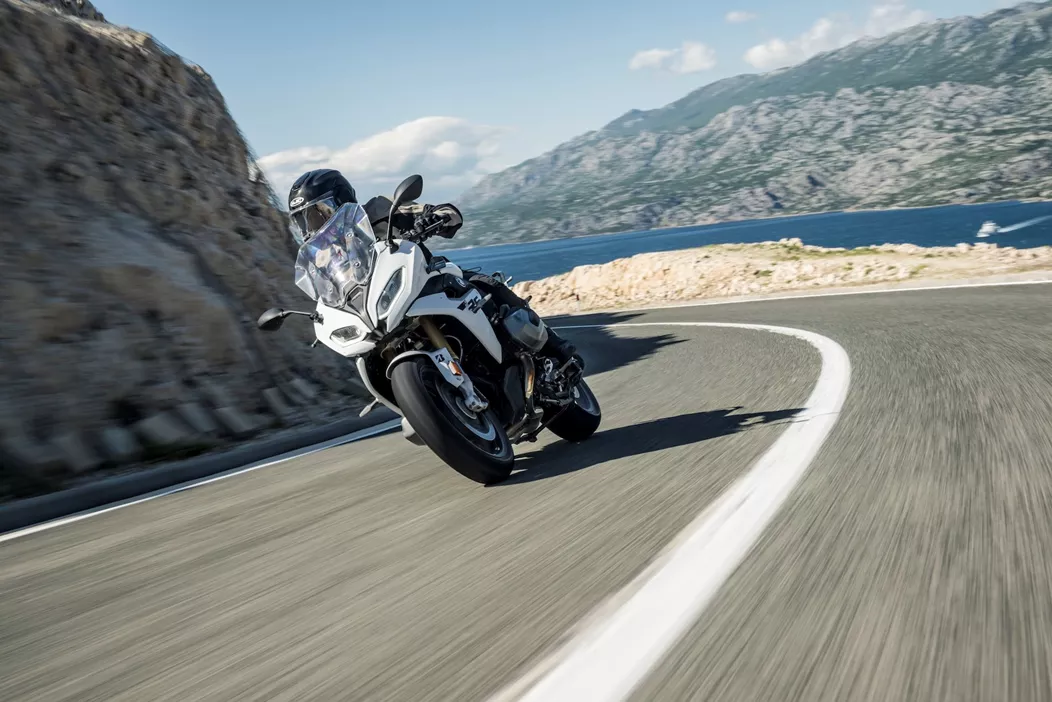 Nový Bridgestone T33 má za cieľ priniesť revolúciu v segmente sport-touring! Ponúka výrazne vyšší kilometrový výkon a skvelú odozvu na rôznych motocykloch. Tento nový plášť sme testovali na rôznych motorkách v Chorvátsku.