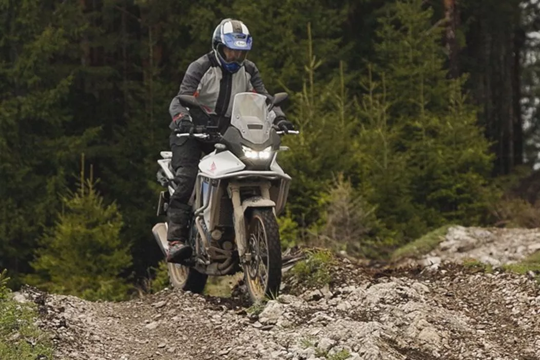 Durante los días de prueba todoterreno de 1000PS en 2025, en el terreno de Red Stag, la renovada Honda XL750 Transalp demostró todo su potencial. Con una nueva suspensión y detalles mejorados, impresiona en terreno off-road.