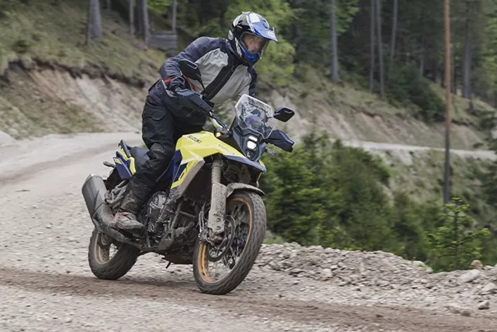 ¡La Suzuki V-Strom 800 DE no es pura fachada! No necesita un imagen exagerada ni la fantasía de rally en los folletos de ventas. Convence con su manejo seguro, robustez y un maravilloso motor bicilíndrico. En las pruebas offroad, se ha ganado el respeto del equipo de 1000PS. ¿Pero por qué exactamente? ¡Este informe de prueba lo explica!