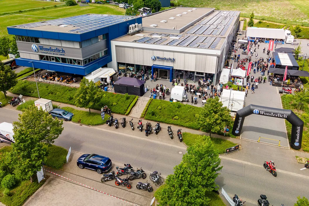 Dňa 24. a 25. mája 2025 sa Eifel premení na Mekku pre fanúšikov BMW a milovníkov príslušenstva: Wunderlich pozýva na veľkú Výročnú Jazdu. Pod mottom "Rockujeme naše výročie!" chce tento tradícia výrobca nielen osláviť svoju históriu, ale aj aktívne zapojiť svoju komunitu.