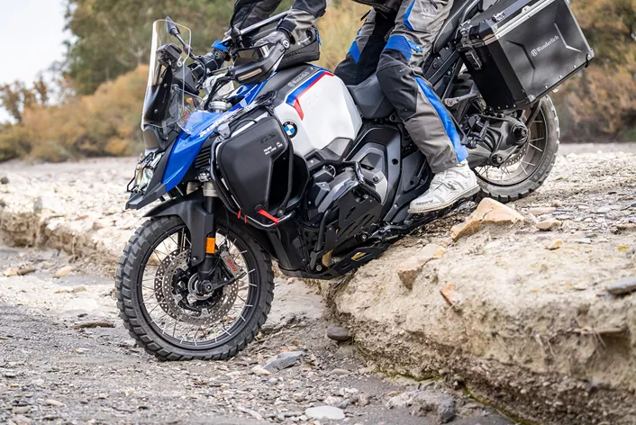 Wunderlich expands its portfolio for the BMW R 1300 GS and GS Adventure with three specially designed protection components. These are aimed at riders who navigate rough terrains and rely on dependable skid plate protection.