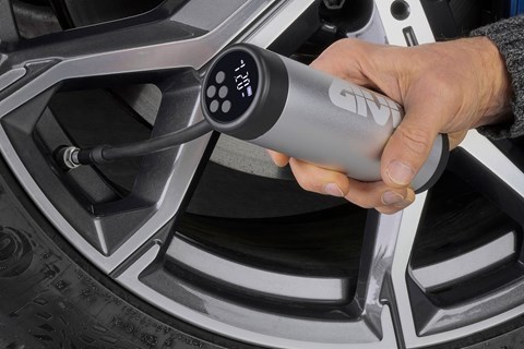 GIVI S502: Elektrischer Minikompressor mit Licht & Powerbank