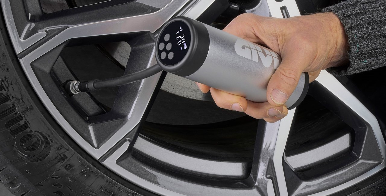 GIVI S502: Elektrischer Minikompressor mit Licht & Powerbank