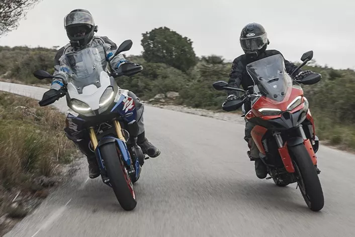 Ducati mi BMW mi? Yeni Multistrada V2 S, F 900 XR'a karşı. İki sportif tur motosikleti karşı karşıya: Hangisi turda, şehirde ve dağ yollarında daha iyi bir paket sunuyor?