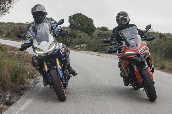 Ducati Multistrada V2 S vs. BMW F 900 XR Test & Vergleich