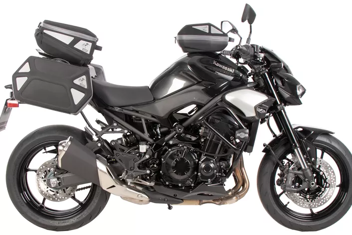 Hepco&Becker, Kawasaki Z900 / SE 2025 modellerini işlevsel aksesuarlarla donatıyor. Aksesuar uzmanı, bu popüler Naked Bike için yeni ek parçalar sunuyor.