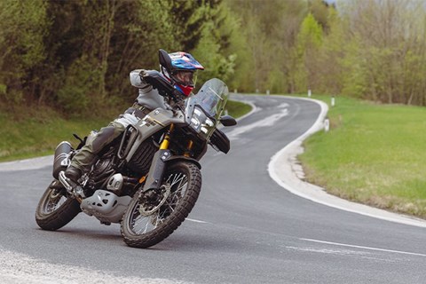 Yamaha Tenere 700 2025 im Test auf der Landstraße