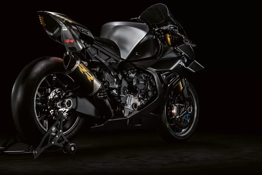 Markus Flasch, capo di BMW Motorrad, parla chiaro nell'intervista con 1000PS: perché una GS elettrica è ancora lontana, come l'aerodinamica da pista diventa produzione in serie e se il motore Boxer diventerà ancora più grande. Inoltre: la R20 arriverà sicuramente - e rimarrà fedele al concetto originale.