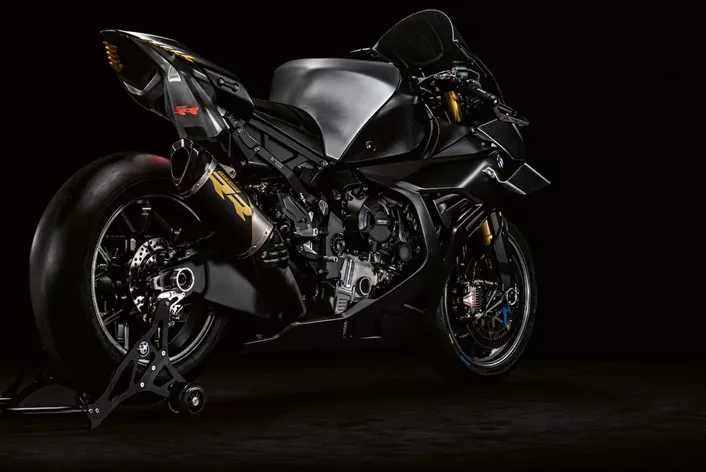 Markus Flaš, šef BMW Motorrad, otvoreno govori u 1000PS intervjuu: Zašto je električna GS duboko zakopana u fioci, kako trkačka aerodinamika prelazi u serijsku proizvodnju i da li će bokser motor postati još veći. Plus: R20 definitivno dolazi - i ostaje verna konceptu.