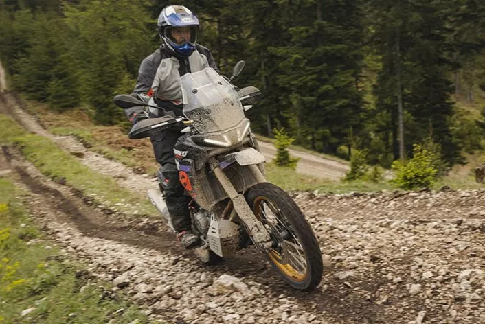 Aprilia Tuareg 660 Rally je vizuálne aj technicky najnekompromisnejší motocykl v testovacom poli 1000PS pre rok 2025. Je však určená len pre off-roadových machrov? Alebo má viac talentov, ako sa na prvý pohľad zdá? Tri testovacie dni v teréne Red Stag odhalia pravdu.