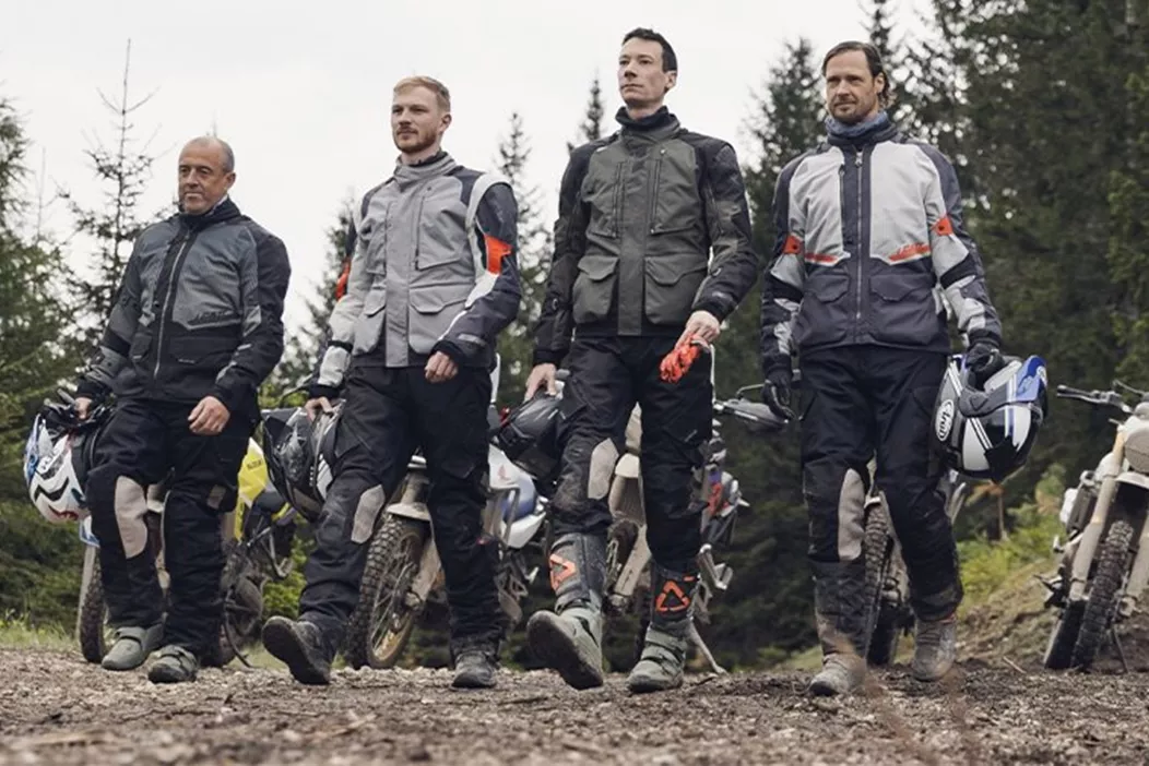 Bei den Offroad Testtagen 2025 zeigten sechs Adventure-Bikes, was sie können. Leatt stattete uns mit der passenden Ausrüstung aus. Hier sind unsere Erfahrungen mit der Leatt Offroad Bekleidung.