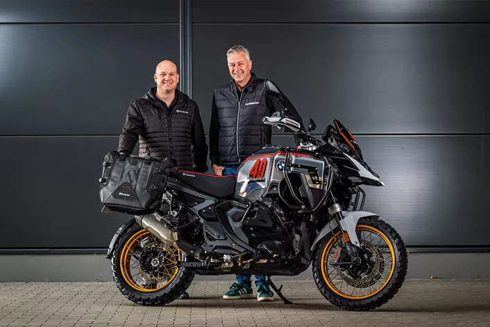 Wunderlich slavi 40 godina postojanja motociklističkim modelom koji predstavlja emocionalnu vezu između prošlosti i budućnosti: The Tribute. Inspiriran legendarnom Yamahom XT 500 i tehnički baziran na novoj BMW R 1300 GS Adventure, ovaj posebni model simbolizira most preko četiri desetljeća motociklističke povijesti.