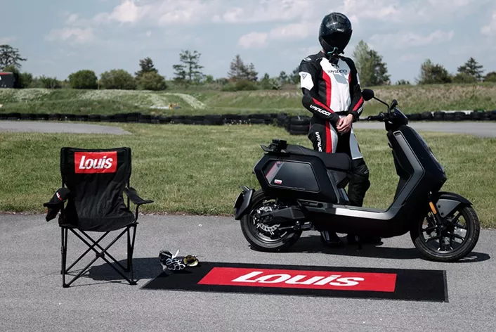 De NIU NQiX 500 belooft sportieve ambities met 240 Nm koppel en een topsnelheid van 100 km/u. Kan de elektrische scooter overtuigen op het 1000PS Besttijd-circuit? Onze uitgebreide test onthult de sterke en zwakke punten van deze E-scooter.