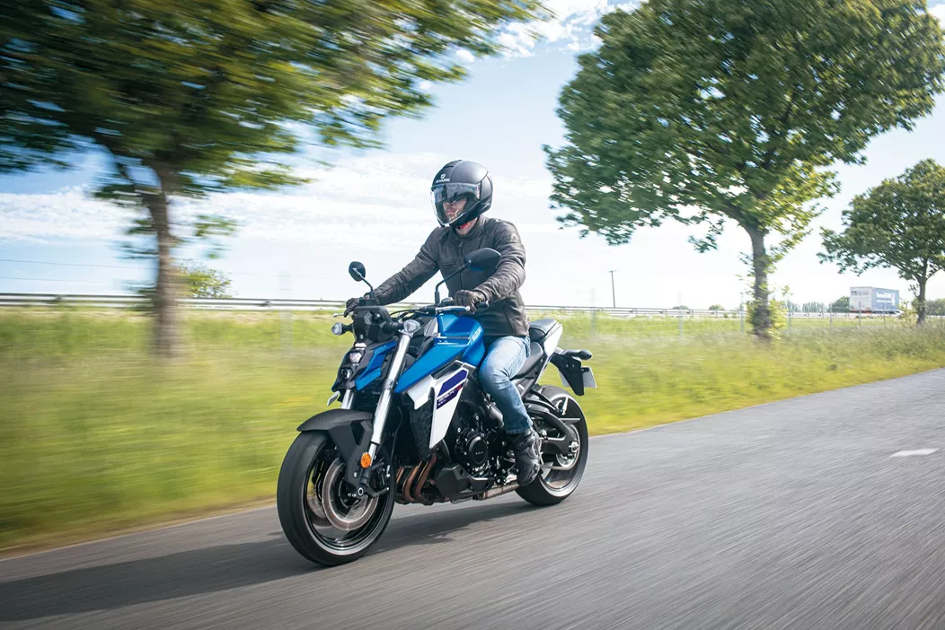 Suzuki heeft de GSX-S950 voor modeljaar 2025 een aantal gerichte updates gegeven. Volgens de fabrikant is dit naked bike ontworpen om beginners een gemakkelijke instap in de wereld van grote motoren te bieden, zonder het kenmerkende viercilindergevoel te verliezen. Technisch blijft de kern grotendeels onaangetast, maar een nieuw kleurendisplay en twee frisse kleurvarianten zorgen ervoor dat de GSX-S950 er optisch en ergonomisch weer helemaal up-to-date uitziet.