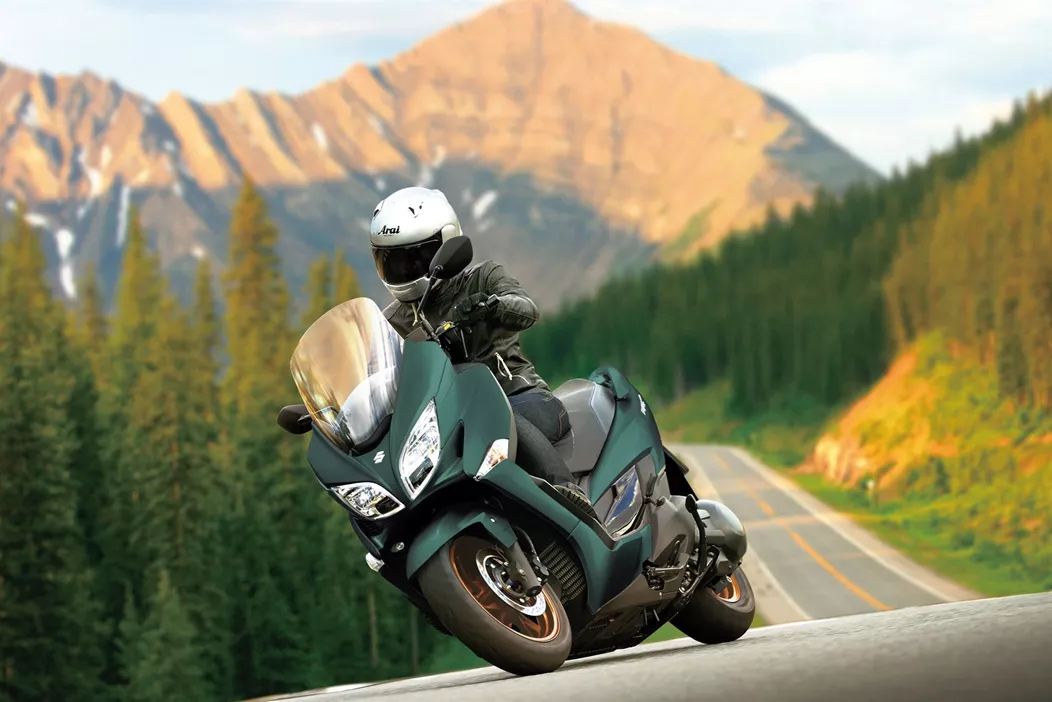 Suzuki geeft zijn middelklasse maxiscooter een frisse look voor modeljaar 2026 - zij het alleen qua uitstraling. De Suzuki Burgman 400 2026 komt in drie nieuwe kleurvarianten. De technische basis blijft ongewijzigd ten opzichte van het voorgaande model.
