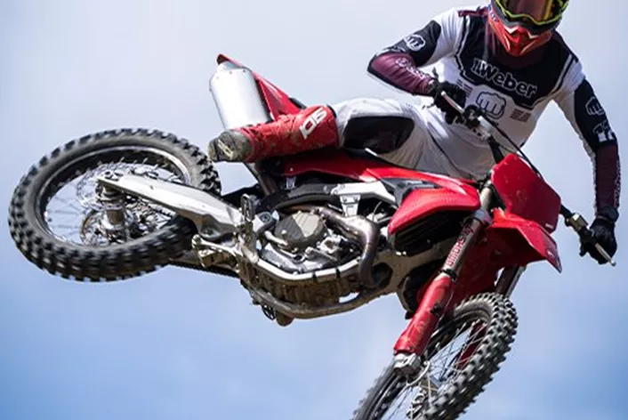 La question tant attendue sur le comportement du concept Desmo de Ducati dans une moto de motocross trouve enfin sa réponse. Notre expert en dirtbike, Busty Wolter, a été parmi les premiers journalistes au monde à avoir l'opportunité de tester le motocross avec lequel Ducati entre dans le monde du tout-terrain, et il répond aux questions les plus cruciales.
