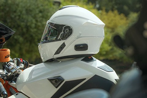 SENA Outstar S und Outrush R: Sommerhelme mit Connectivity-Fokus