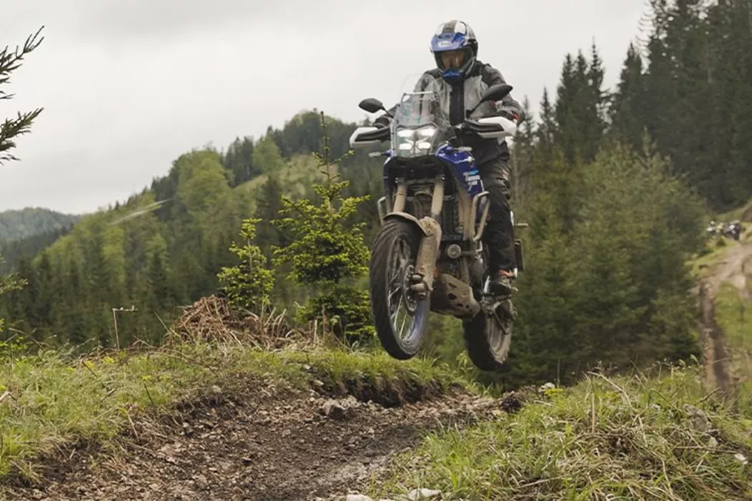 A nova Yamaha Ténéré 700 precisa provar seu valor nos Testes Off-road de 2025, nas mãos de profissionais e entusiastas de enduro. Será que mesmo com mais eletrônica, ela ainda faz jus à sua reputação de máquina de aventura?