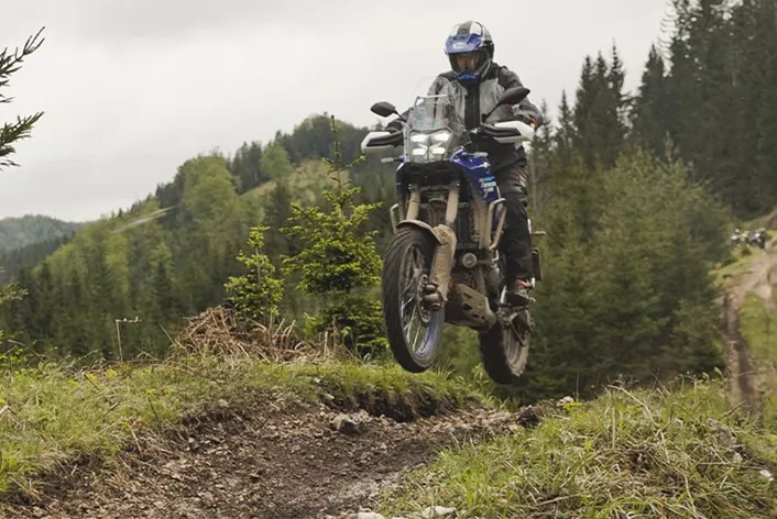 Yeni Yamaha Tenere 700, 2025 Offroad Test Günlerinde profesyonel ve amatör enduro sürücülerinin ellerinde kendini kanıtlamak zorunda. Daha fazla elektronikle donatılmasına rağmen hala macera makinesi olarak ününü koruyabilecek mi?