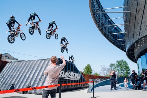 KTM Motohall: Ride-Out, Tech-Talk & FMX-Show im Juni 2025