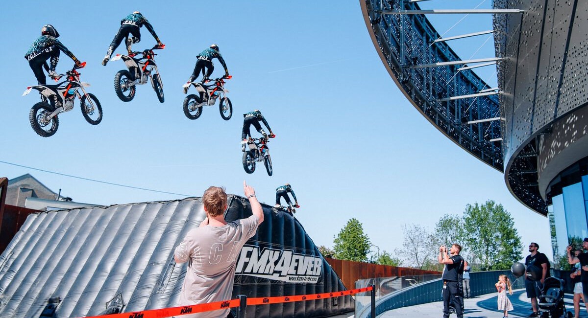 KTM Motohall: Ride-Out, Tech-Talk & FMX-Show im Juni 2025