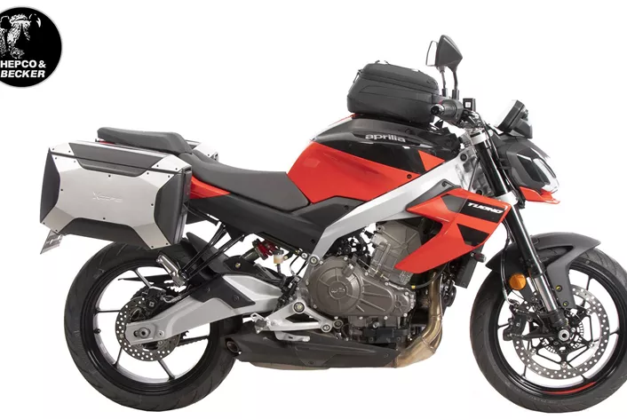 Nová Aprilia Tuono 457 chce zaujať nielen na cestách, ale aj v každodennom živote dobre fungovať. So správnym príslušenstvom od Hepco&Becker možno tento športový Talian všestranne vylepšiť.