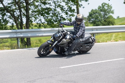 Benda LFC 700 Test: Der verrückteste Cruiser mit 310er Reifen Benda LFC 700 Test: Der verrückteste Cruiser mit 310er Reifen