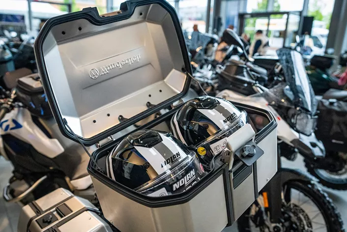 Wunderlich introduceert het nieuwe X-CASE X55 topkoffer, een robuust, modern en veelzijdig bagagestuk voor tour- en adventureliefhebbers. Met een capaciteit van 55 liter biedt het volgens de fabrikant voldoende ruimte voor twee helmen, afhankelijk van de uitvoering.