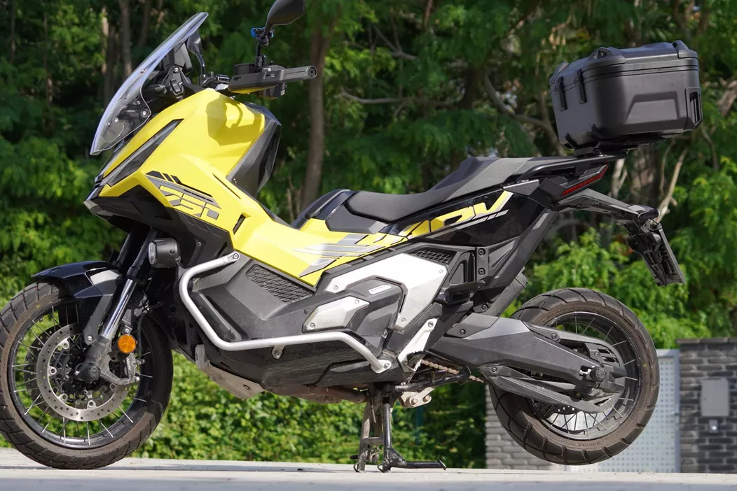 Wie könnten wir ein Topcase für Adventure Bikes so richtig fordern? Am besten auf dem Honda X-ADV. Der Adventure Scooter muss immer dann ran wenn es wirklich schnell gehen muss - und intensiv! Da muss das Topcase mithalten können - kann es?