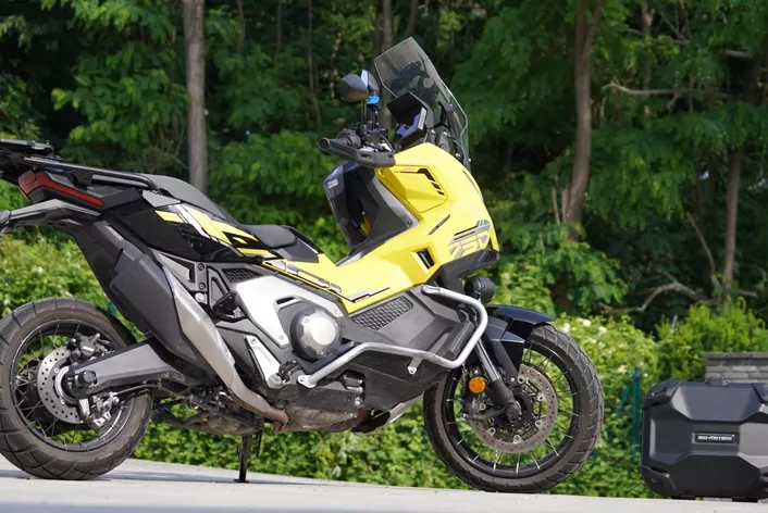 Is it a scooter? Is it a motorcycle? The new Honda X-ADV 2025 breaks all categories—and makes you want to ride more than many bikes do.