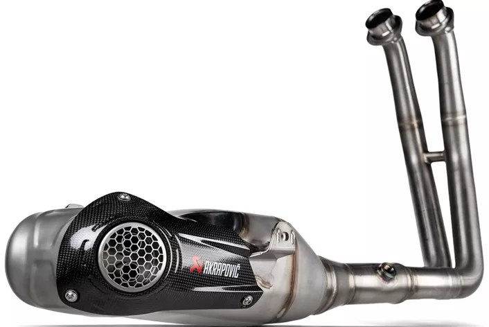 In veel huishoudens krijgen kinderen bij een goed rapport aan het einde van het schooljaar wat zakgeld. In het 1000PS-huishouden van familie Müller wordt een Akrapovic-uitlaat op de geliefde Suzuki GSX-8S gemonteerd.