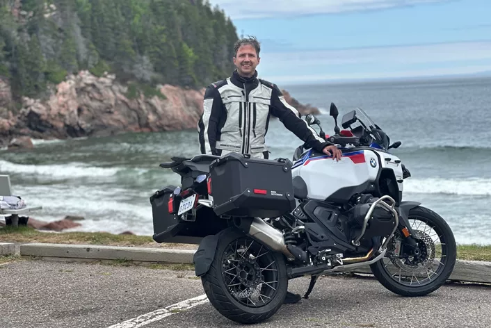 Pomorska duša Kanade leži u Novoj Škotskoj – i najbolje ju je otkriti na dva kotača. Od živahne rive u Halifaxu preko Peggy's Covea do dramatičnih visoravni Cape Bretona, motociklistička avantura razvija se u kombinaciji prirodne sile i romantične idile za nezaboravnu pustolovinu i užitak. R 1300 GS Adventure pronalazi svoj savršeni teren.