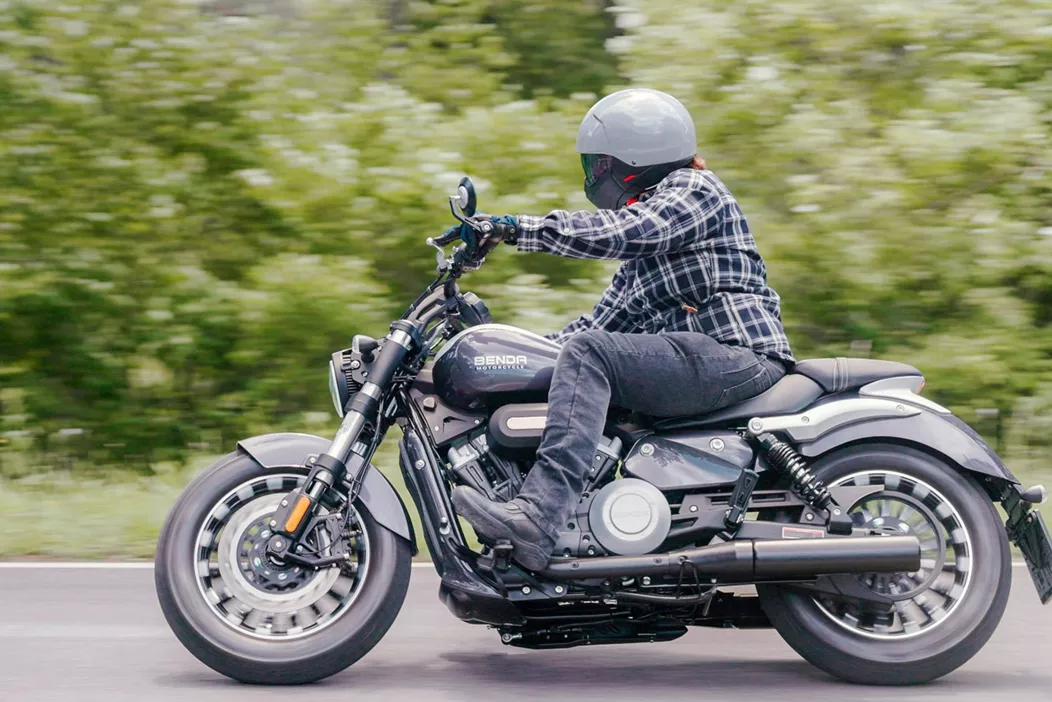 Cruiser z silnikiem V2, imponującą stylistyką i dorosłym wyglądem - Benda Rock 125 zaskakuje. Brzmi świetnie, jeździ mocno, i nie wygląda jak typowy 125er. Co kryje się za tym motocyklem?
