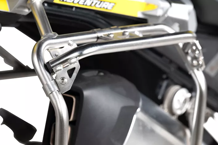 Touratech blaast nieuw leven in de zachte bagagemarkt met hun innovatieve adapter. De befaamde Touratech zijtassen zijn nu ook compatibel met diverse BMW-modellen voorzien van de originele roestvrijstalen kofferdrager.