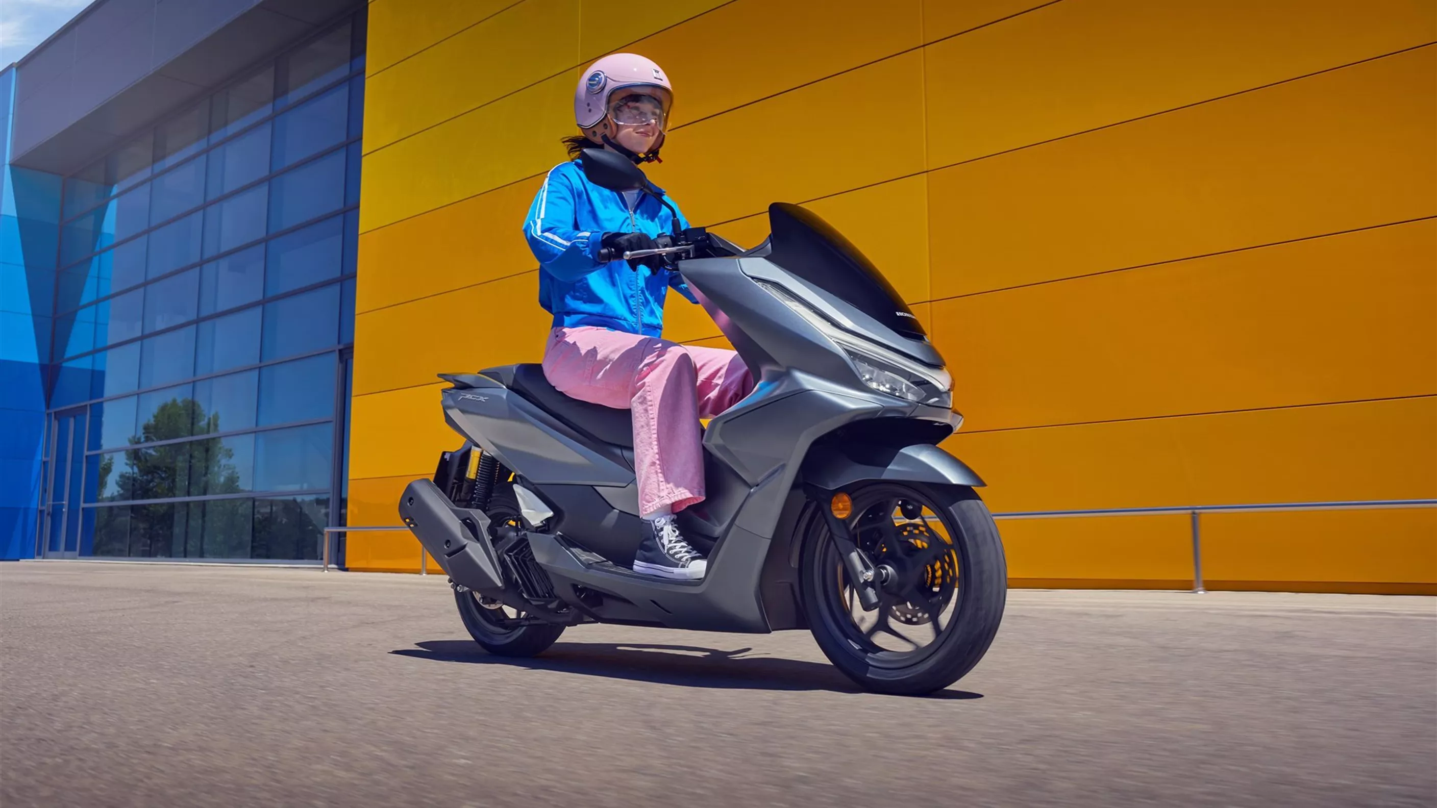 Nový Honda PCX125 2025 - k dispozici také jako luxusní model DX Nový Honda PCX125 2025 - k dispozici také jako luxusní model DX