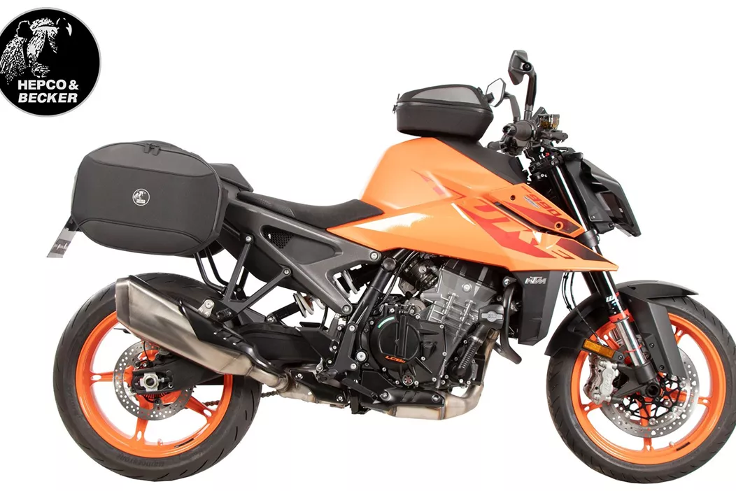 Mit der neuen KTM 990 Duke / R (ab 2024) bringt KTM ein puristisches Naked Bike auf die Straße. Passendes Zubehör sorgt für mehr Komfort, Schutz und Gepäckoptionen – ohne Stilbruch.