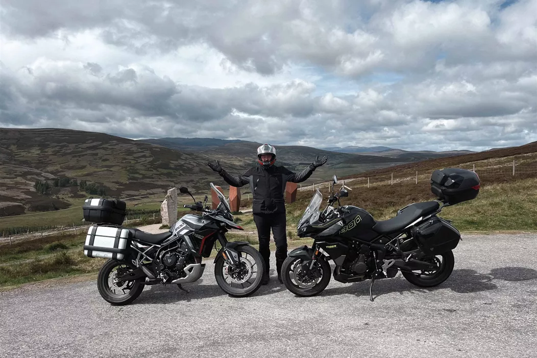 Komfort na enduro turystycznym kontra dynamika crossovera: Triumph Tiger 900 GT Pro i Tiger Sport 800 w teście porównawczym na dystansie 2000 km – z jednoznaczną rekomendacją w zależności od przeznaczenia.