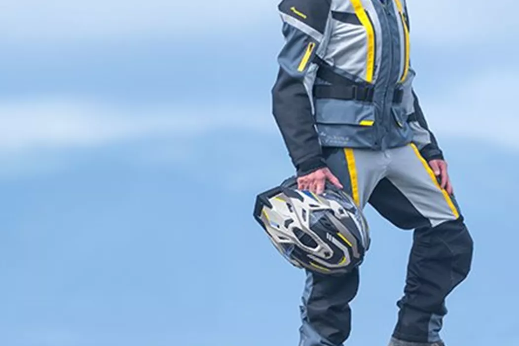 Touratech przedstawia Compañero Worldtrack, czwartą generację swojego modularnego kombinezonu turystycznego. Dzięki połączeniu Summertrack i Weathertrack, nowy kombinezon tekstylny łączy dwa stroje w uniwersalnego mistrza każdej przygody.