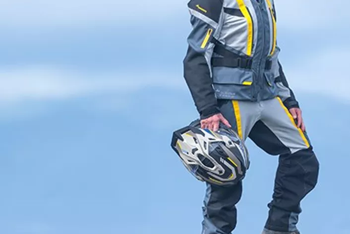 Touratech präsentiert mit dem Compañero Worldtrack die vierte Generation seines modular aufgebauten Reiseanzugs. Mit Summertrack und Weathertrack kombiniert der neue Textilanzug zwei Anzüge zu einem vielseitigen Alleskönner.