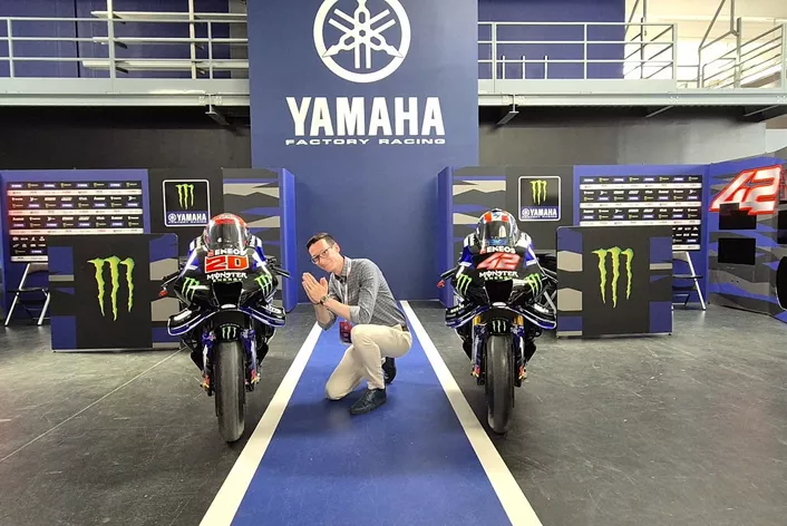 Yamaha, der Konzern, der heute für Motorräder mit Charakter und Technik auf höchstem Niveau steht, wurzelt in der Musik - und genau diese Vielseitigkeit wurde beim Jubiläums-Event auf dem Yamaha Campus in Mailand greifbar. Yamaha Europe lud ein, zu einer Feier, die das Vermächtnis der letzten 70 Jahre ins Rampenlicht rückte und dabei gleichzeitig nach vorne blickte. Eine faszinierende Mischung aus Rückblick, Kreativ-Workshop und Benzingesprächen auf Augenhöhe.