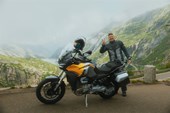 Moto Guzzi Stelvio im schweizer Alpenpass-Marathon: Test im 2025