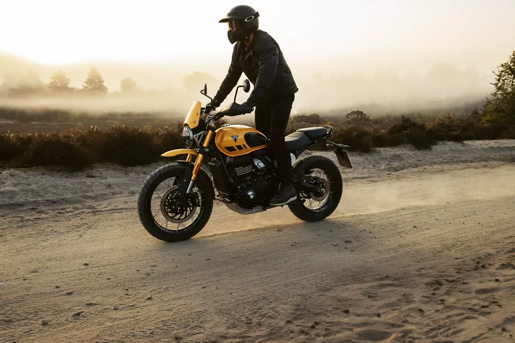 Triumph rozwija swoją ofertę w klasie 400: Nowy Scrambler 400 XC wprowadza szprychowe koła, osłony i ustawienia gotowe na off-road. Co odróżnia ten model od 400 X – wszystkie szczegóły tutaj.