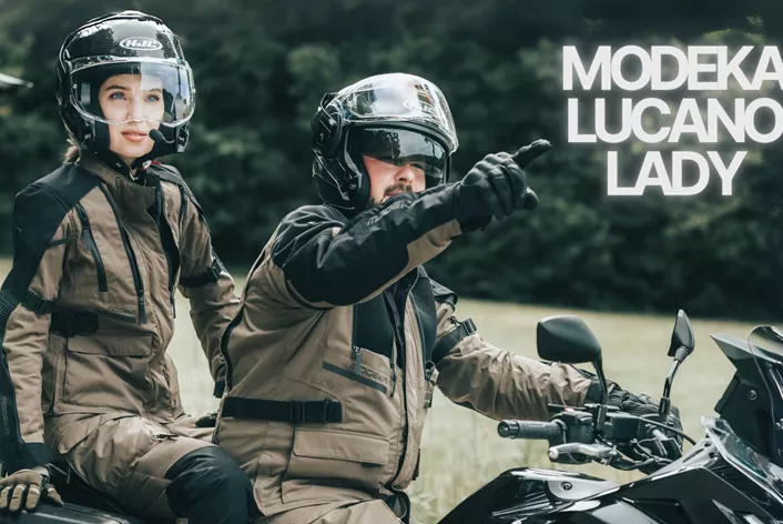 Tourenbekleidung für Frauen? Da gibt’s inzwischen zum Glück mehr als nur zwei Modelle und ein pinkes Zierband. Der neue Modeka Lucano Lady zeigt, dass Funktion, Passform und Alltagstauglichkeit auch ohne Glitter ganz gut miteinander klarkommen - vor allem, wenn es über mehrere Jahreszeiten hinweg zur Sache geht.